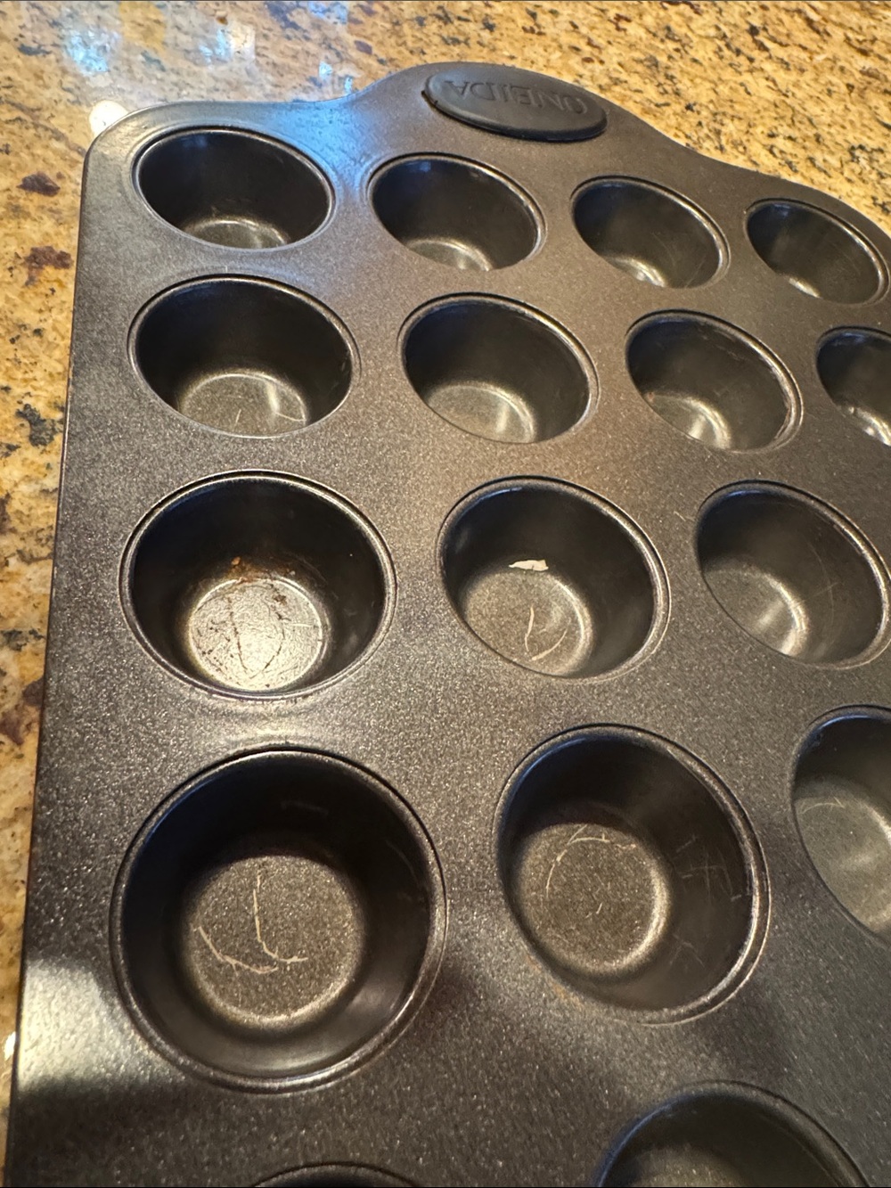 Oneida muffin pan - Picture 3 of 6
